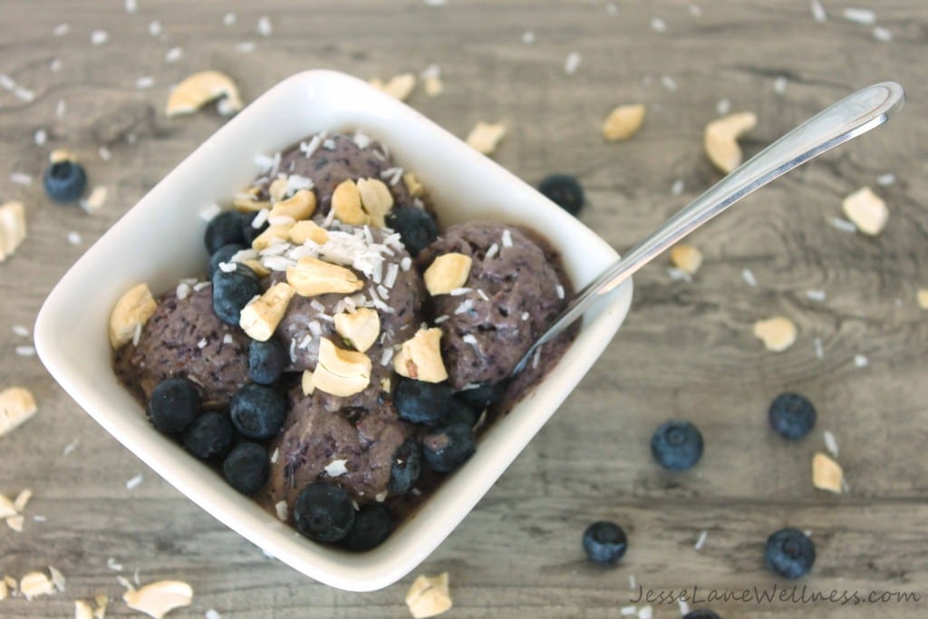 Vegan Blueberry Ice Cream Recipe by @jesselwellness #icecream #summer