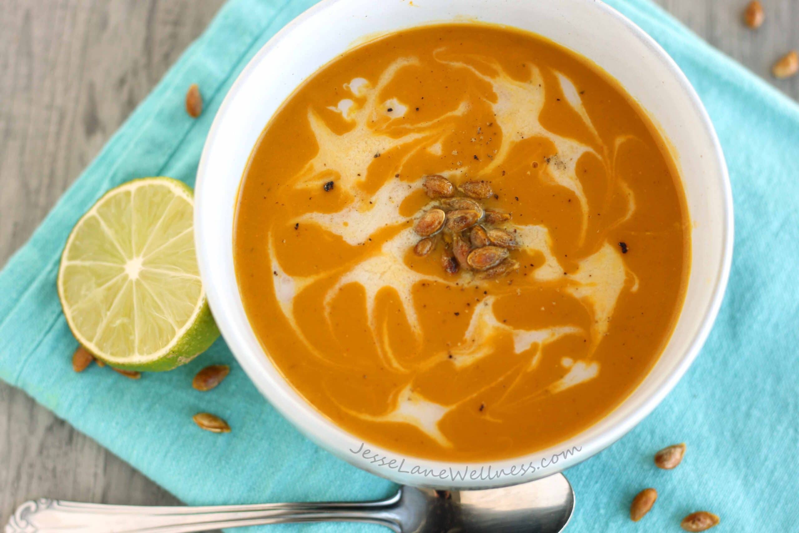 Curry Kabocha Squash Soup by @jesselwellness #healthysoup #suqash