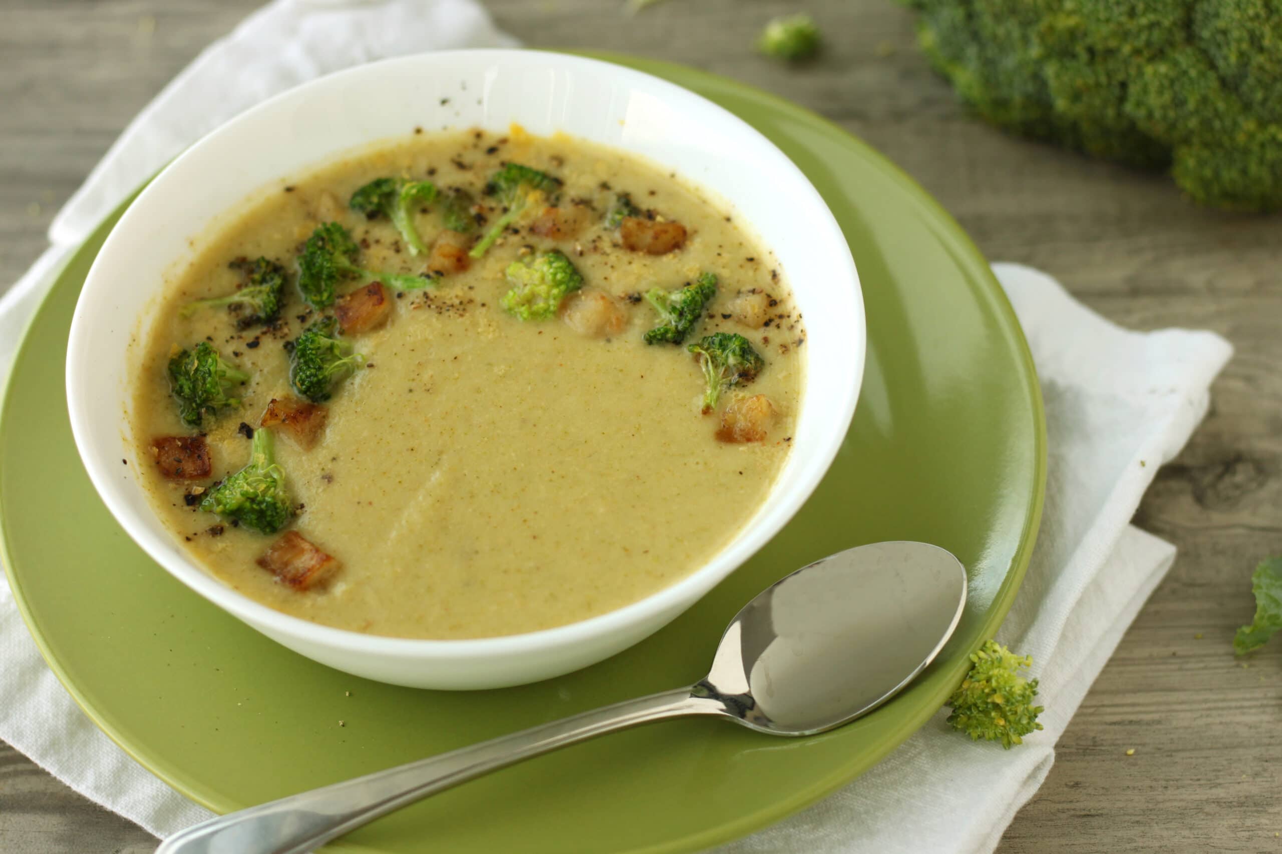 Vegan Broccoli Cheddar Soup by @jesselwellness #vegansoup #healthysoup