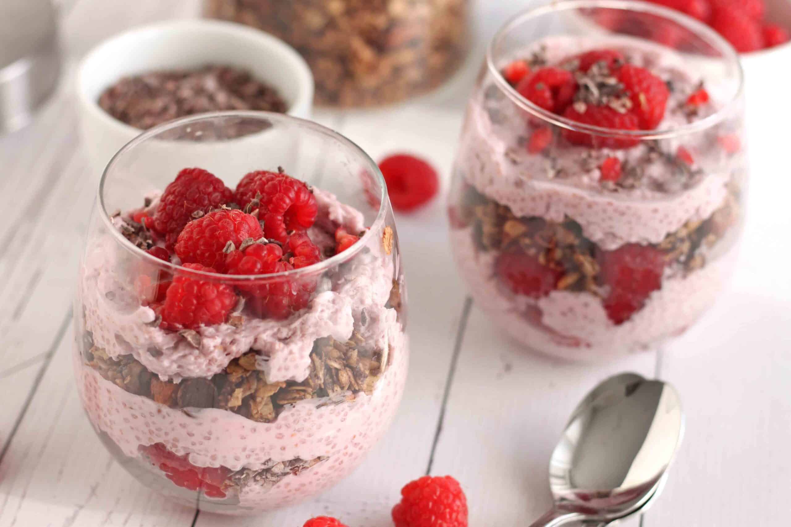 Raspberry Chocolate Chia Pudding by @jesselwellness