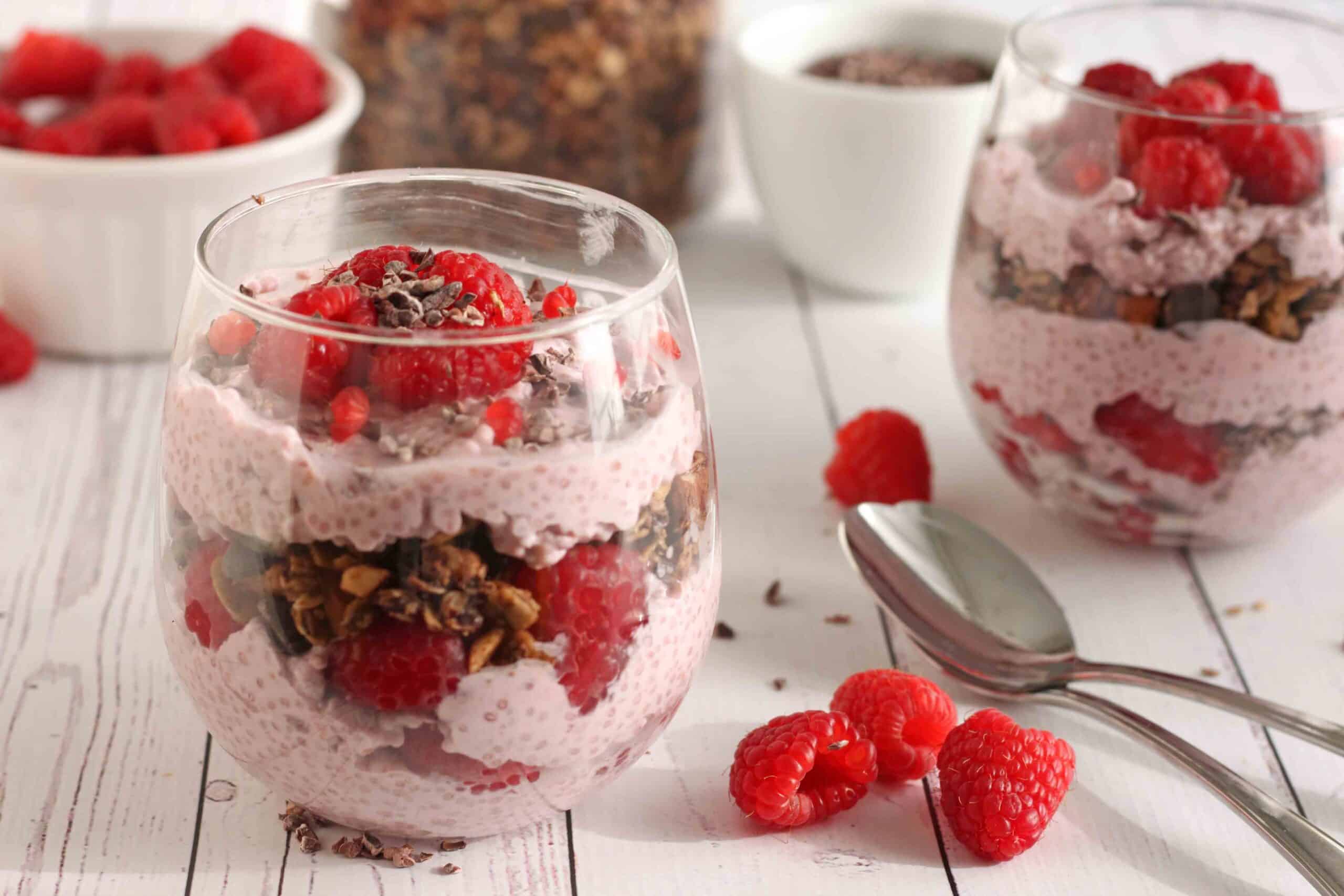 Raspberry Chocolate Chia Pudding by @jesselwellness